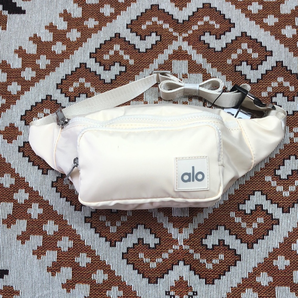 ALO Yoga explorer Fanny pack Ivory Belt Bag